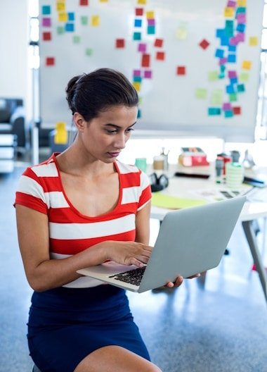 Plantillas Google Tag Manager JSON mujer trabajando